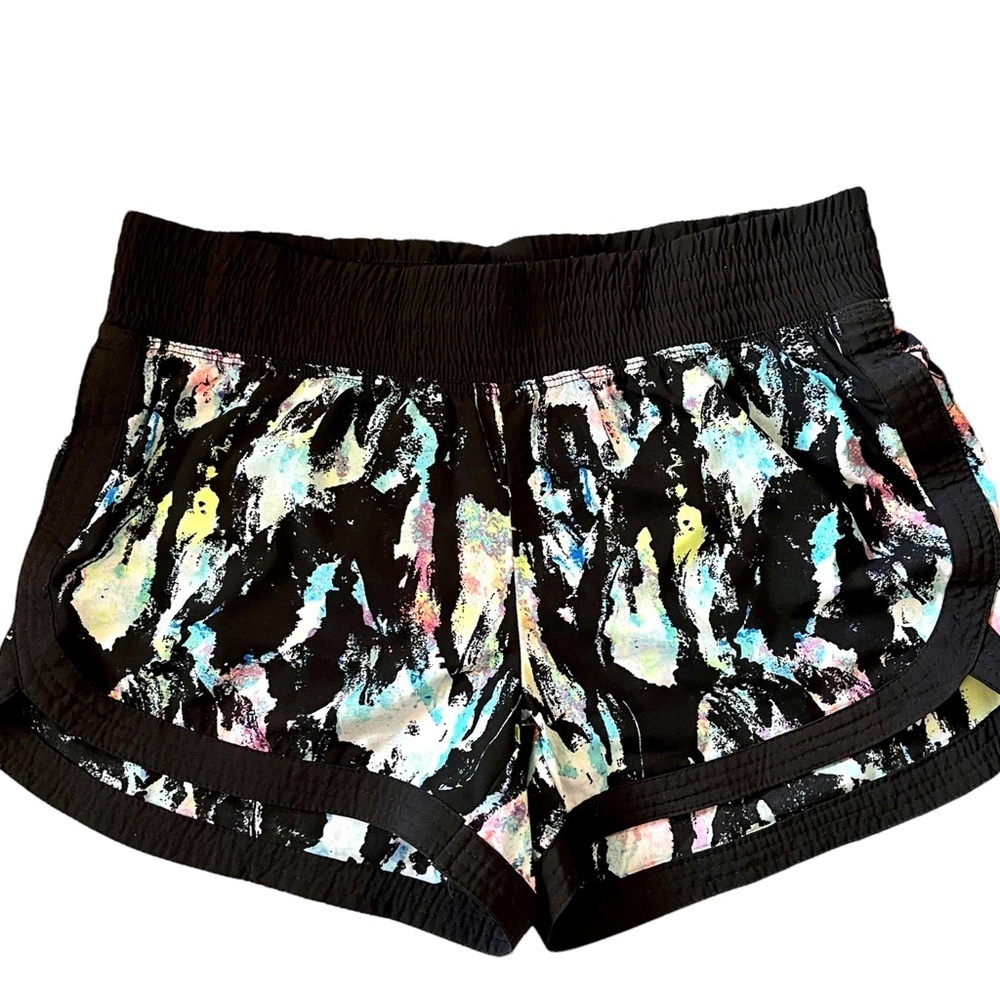COTTON ON: BODY ACTIVE SHORTS WITH BACK ZIPPER POCKET